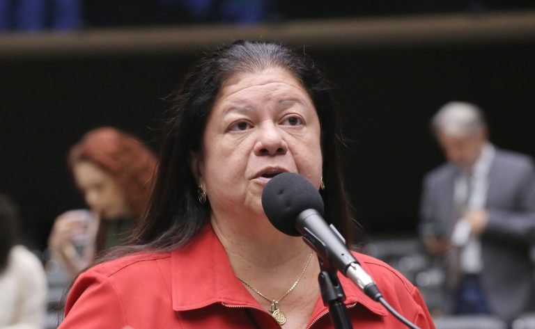 Comissão aprova jornada de 30 horas semanais para assistentes sociais