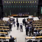 Deputados analisam projeto que garante atestado para funcionário que acompanhar criança doente; acompanhe – Notícias