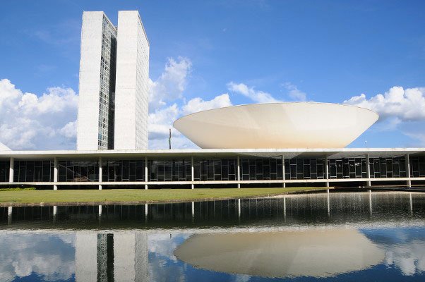 Projeto cria política nacional para combater a solidão entre idosos